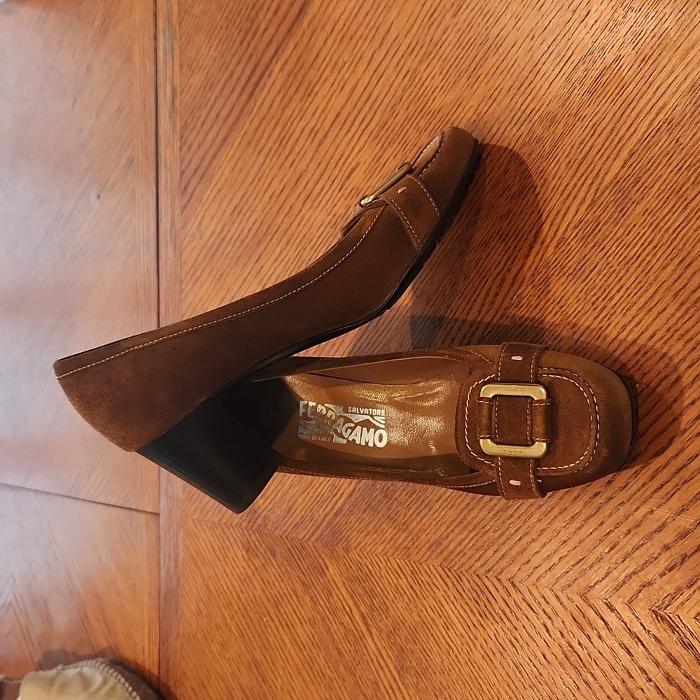 Vintage Salvatore Ferragamo "Twirl" Pumps